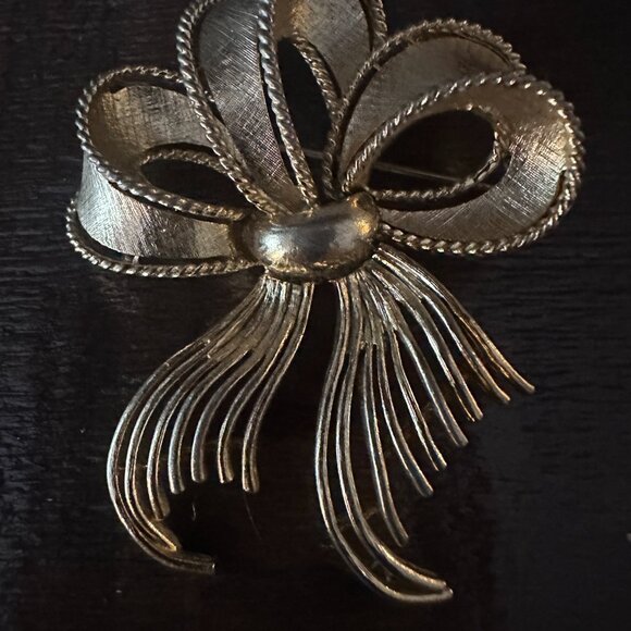 Vintage Lisner Textured Gold Tone Ribbon Bow Brooch - Picture 2 of 8